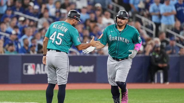 Josh Naylor permanecerá con los Marineros de Seattle tras acordar por cinco temporadas.