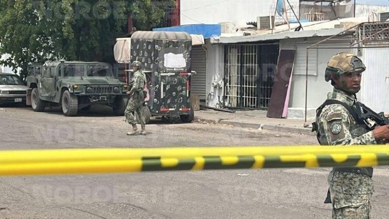 Elementos del Ejército mantienen operativo en el Infonavit Humaya, en Culiacán, donde detuvieron a 10 hombres.