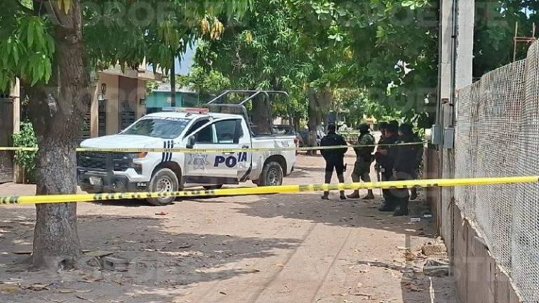 Autoridades resguardan la zona del hallazgo de un hombre sin vida en El Walamo.