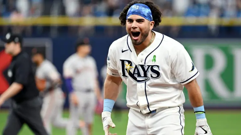 Jonathan Aranda da triunfo en extrainnings a Rays sobre Gigantes.