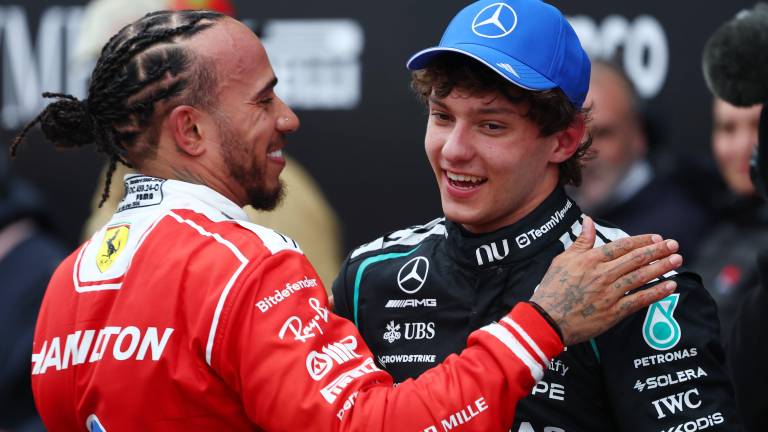 Lewis Hamilton felicita a Kimi Antonelli.