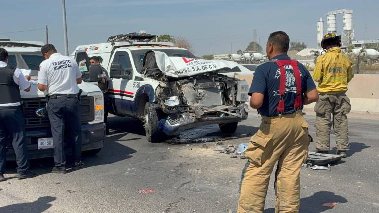 Vehículo de valores se impacta por alcance contra un tráiler en el distribuidor vial ‘El Trébol’, en Los Mochis