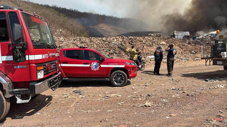 Tareas de combate al incendio en el basurón de Mazatlán durante la mañana del martes.
