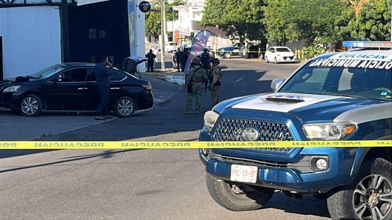 Elementos policiacos resguardan la escena del ataque armado registrado en la colonia Nuevo Culiacán.