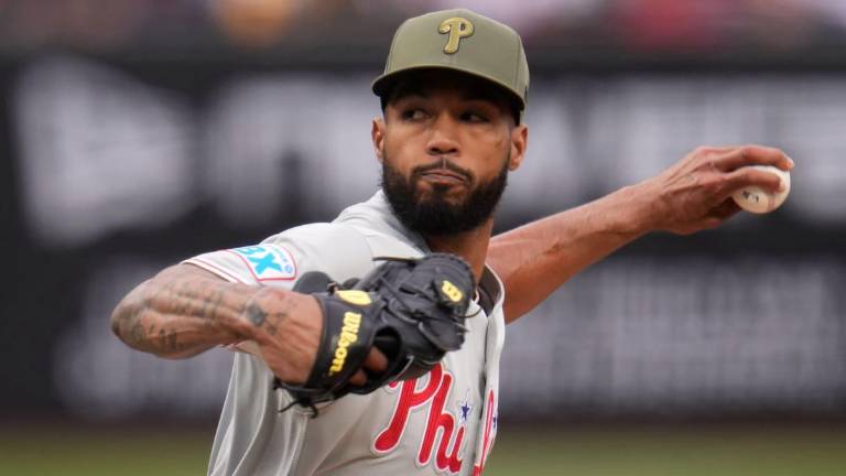 Cristopher Sánchez lanza joya y blanquea a Piratas.