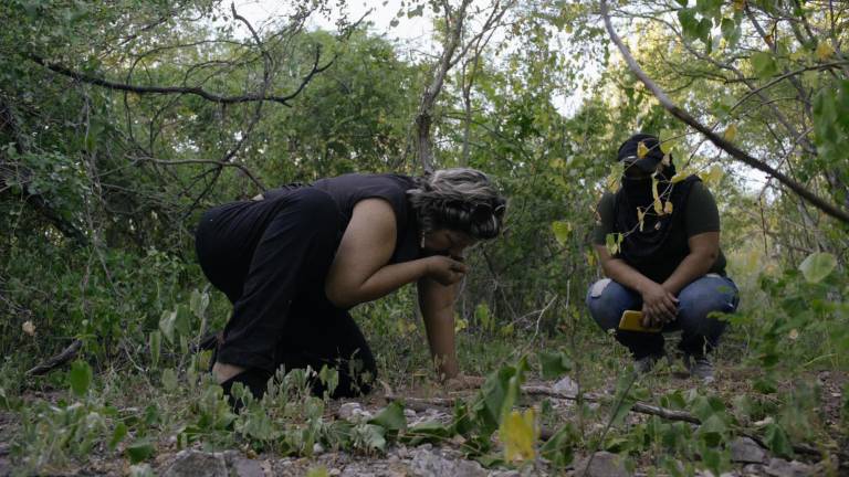 El documental sigue el trabajo del colectivo de Las Rastreadoras de El Fuerte, en la búsqueda de sus “Tesoros”.