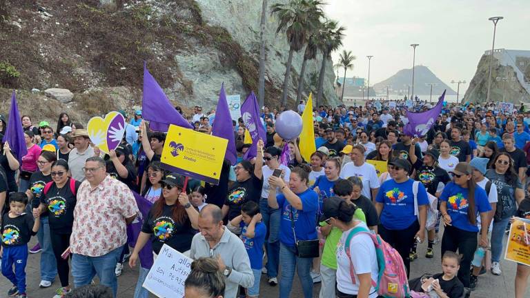 Pacientes del Teletón Mazatlán y sus familias recorrieron este domingo el Paseo Claussen durante la Caminata por el Autismo organizada por CRIT Sinaloa.