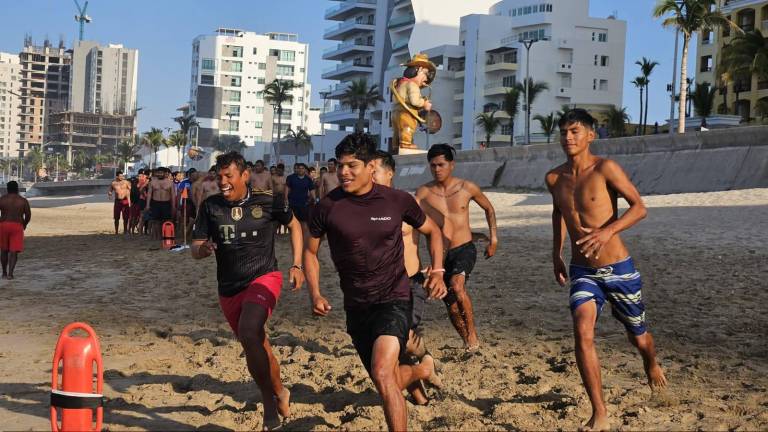 Mazatlán refuerza certificación de salvavidas rumbo a Semana Santa 2026.