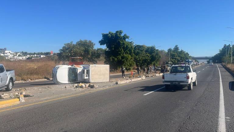 Una camioneta de reparto volcó en La Costerita; el conductor fue atendido y trasladado a un hospital.