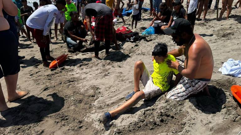 Dos menores y un adulto fueron rescatados de las corrientes marinas en la playa de Las Cabras, en Escuinapa.