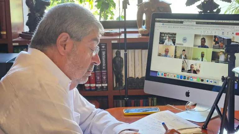 El Canciller Juan Ramón de la Fuente se reúne con los representantes de México en Medio Oriente”.