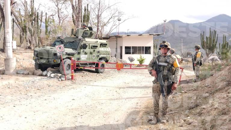 Personal del Ejército Mexicano mantiene resguardada las instalaciones de la mina donde cuatro trabajadores quedaron atrapados tras derrumbe.