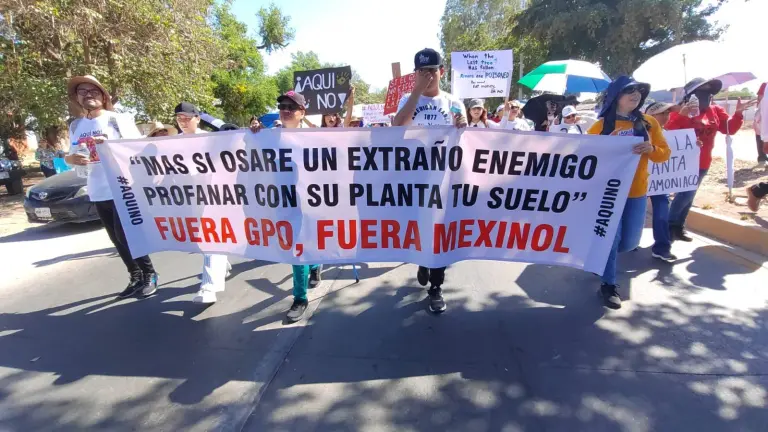 Integrantes del movimiento “¡Aquí No!” encabezaron una multitudinaria marcha en Los Mochis para manifestar su rechazo a la planta de amoniaco proyectada por GPO.