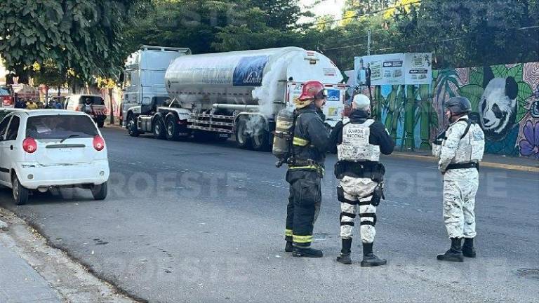 Autoridades de los tres niveles de gobierno resguardaron el área tras la fuga de gas en Culiacán.