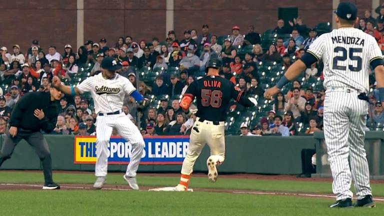 Jared Oliva llega safe a la primera base, en el encuentro donde los Gigantes de San Francisco se impusieron a los Sultanes de Monterrey.