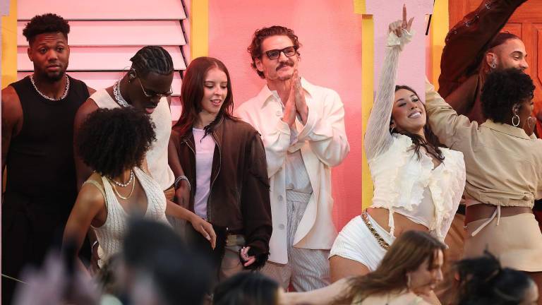 Ronald Acuña Jr. (izquierda) estuvo presente en el show del medio tiempo del Super Bowl .