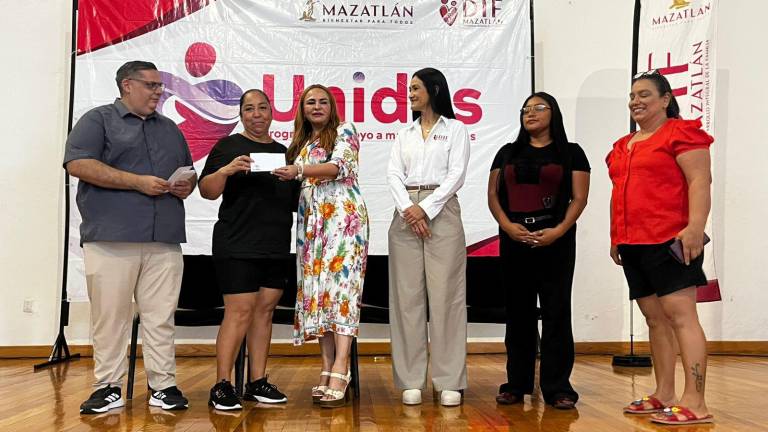 Reciben 200 madres solteras apoyo económico de DIF Mazatlán.