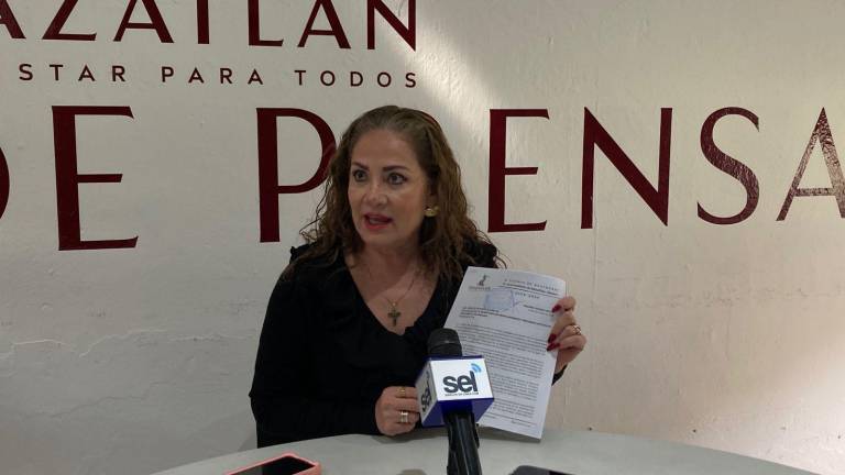 La regidora por el PRI, Maribel Chollet, señala que ha habido irregularidades en las bardas construidas sobre la banqueta en el Centro de Mazatlán.
