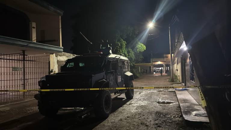 Elementos de seguridad mantienen resguardada la zona de Bachigualato luego de reportarse disparos dentro de un domicilio.