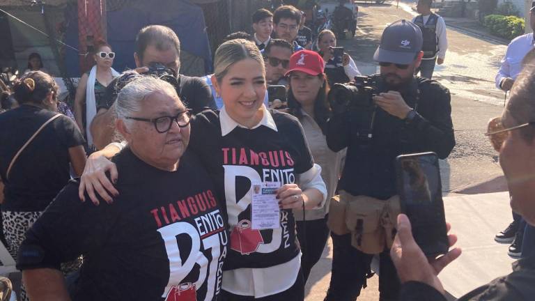 La Alcaldesa de Mazatlán Estrella Palacios Domínguez entrega permisos para tianguistas de la Colonia Juárez.