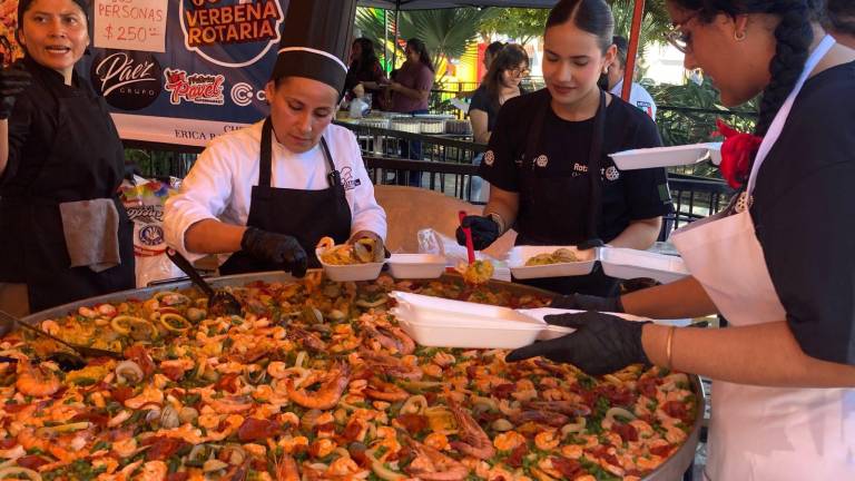 Asistentes disfrutaron de los platillos y actividades de la Verbena Gastronómica que el Club Rotario Mazatlán realizó este domingo en la Plazuela Zaragoza.