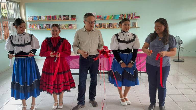 El acto estuvo encabezado por el director general del ISIC, Juan Salvador Avilés Ochoa, y estudiantes y maestros del plantel.