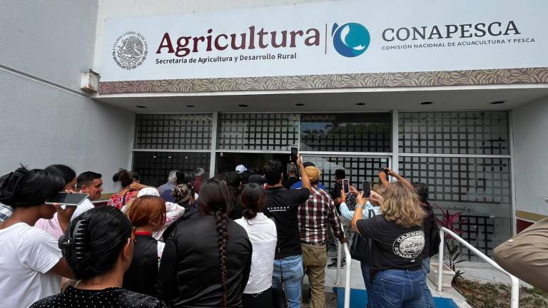 Entrada de productores de camarón a las instalaciones de la Conapesca en Mazatlán.