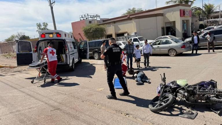 Paramédicos de la Cruz Roja atendieron y trasladaron al motociclista con fracturas al IMSS.