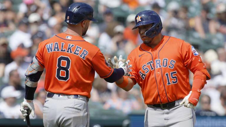 Isaac Paredes (der.) estuvo caliente con el bat.