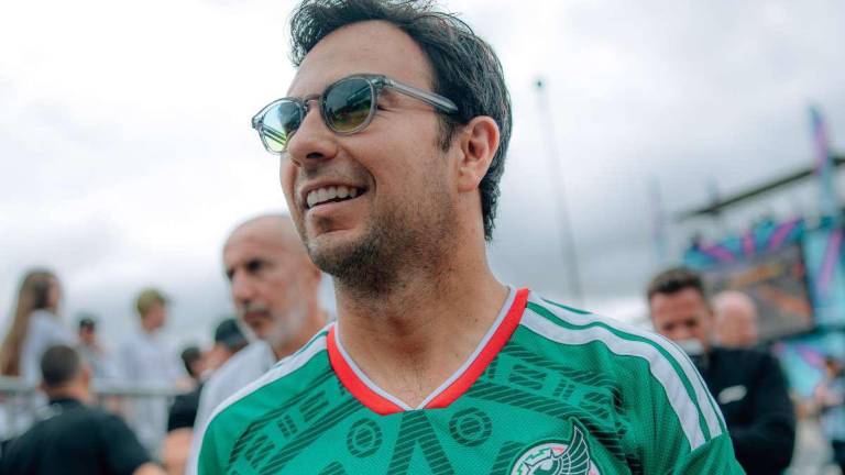Checo llegó a Silverstone con la camiseta del Tri.
