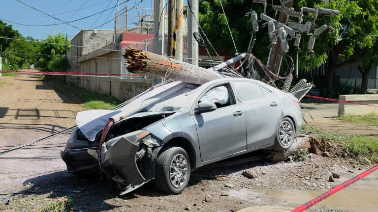 El accidente movilizó a cuerpos de auxilio, Tránsito y personal de CFE para atender a la conductora y reparar los daños en el suministro eléctrico.