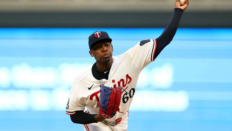 Mellizos recuperan al cubano Kendry Rojas tras superar lesión en el codo.