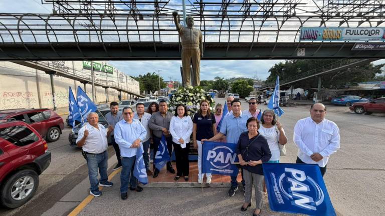 Representantes del PAN participan en el homenaje luctuoso a Manuel “Maquío” Clouthier en Mazatlán.
