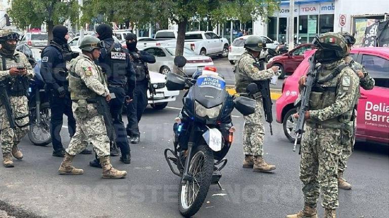 Autoridades resguardan la zona del ataque en el bulevar Clouthier antes de trasladar a la víctima.