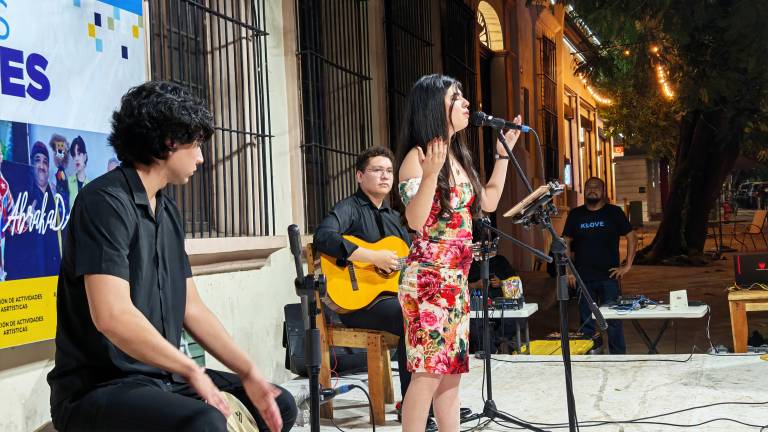 Dúo Ausente se presentó en el Paseo del Ángel.