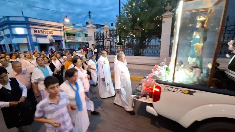 Durante el recorrido se hicieron presentes las alabanzas y oraciones para honrar a la patrona de los mazatlecos.