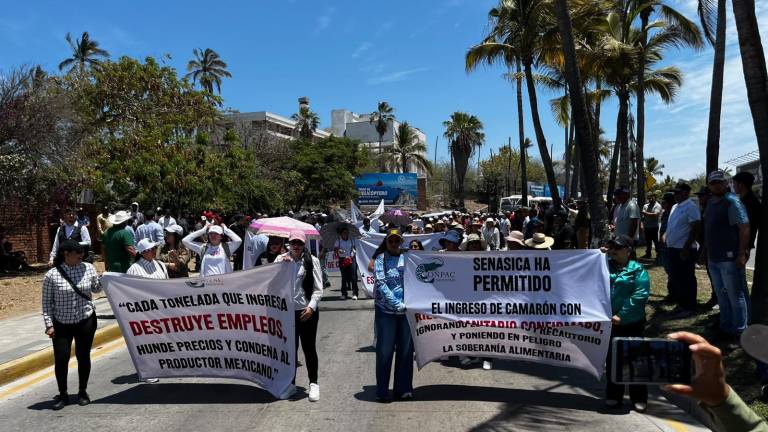 Integrantes del sector pesquero y acuícola marcha en la Zona Dorada de Mazatlán para exigir frenar la importación ilegal de camarón.