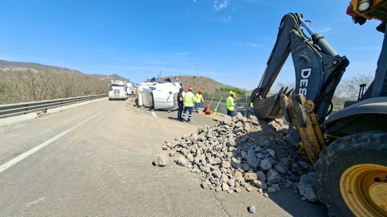 El accidente se reportó en el Libramiento Mazatlán, a la altura del kilometro 265+300 de la autopista Tepic-Mazatlán.
