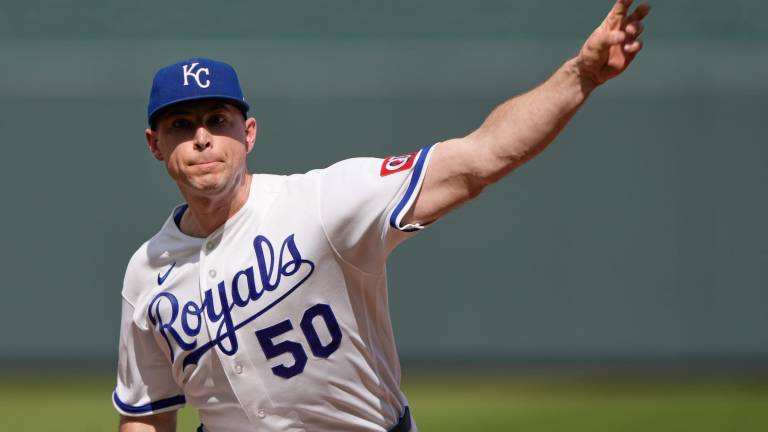 Kris Bubic estuvo en plan efectivo en su apertura por los Reales, que tuvieron su primer juego como locales en la temporada.