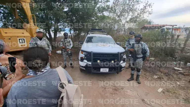 Elementos federales y estatales desplegaron un fuerte operativo de seguridad durante las diligencias en una fosa clandestina localizada en las inmediaciones de El Verde, en Concordia.