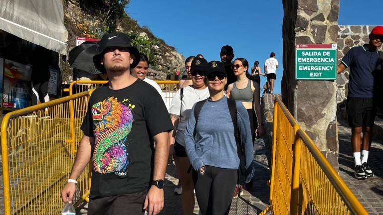 Visitantes y locales ascendieron al Faro de Mazatlán durante la mañana del primer domingo de primavera.