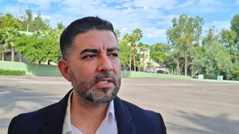 El Vicefiscal en la Zona Sur de Sinaloa, Isaac Aguayo Roacho, explica parte de los avances de investigación de la desaparición de Carlos Emilio.