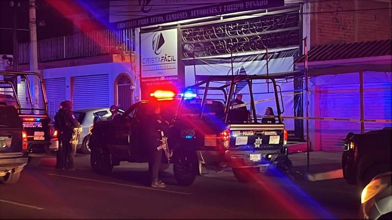 lementos policiacos y del Ejército acordonaron el domicilio donde un joven fue asesinado a balazos en la colonia Benito Juárez, en Culiacán.