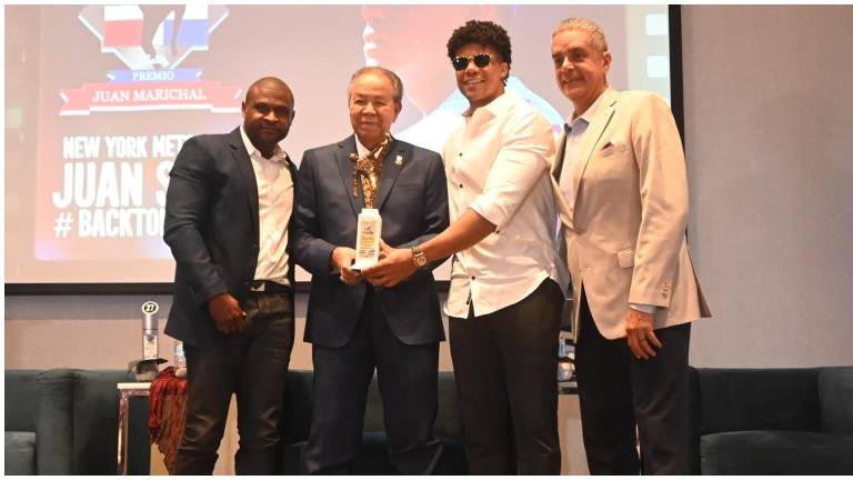 Juan Soto recibe el Premio Juan Marichal en República Dominicana.