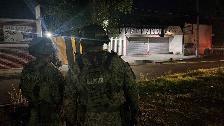 Elementos de seguridad resguardaron la zona donde se registró un ataque a balazos este sábado en Culiacán.