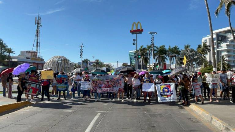 Entre los manifestantes se encontraban pequeños futbolistas, padres de familia y vecinos.