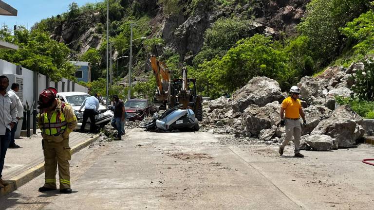 El Faro de Mazatlán fue evacuado después del desprendimiento de rocas del cerro que dejó en la parte baja dos personas lesionadas y cinco vehículos dañados.