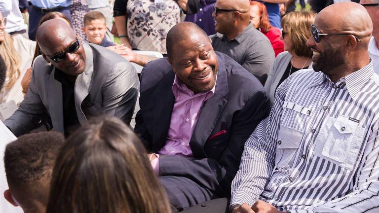 Michael Jordan y Patrick Ewing lucen entre los invitados.