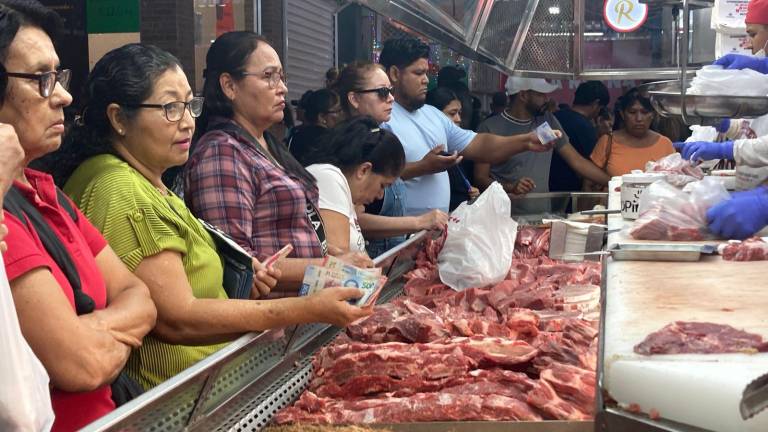 Los negocios que venden productos de la canasta básica son los más concurridos en estas fechas.