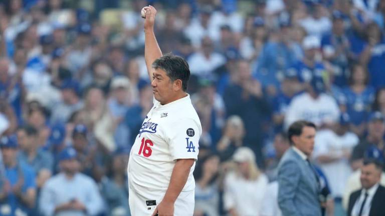 Hideo Nomo, quien fue lanzador de los Dodgers, lanzó la primera bola previo al Juego 3 de la Serie Mundial, en Los Ángeles.